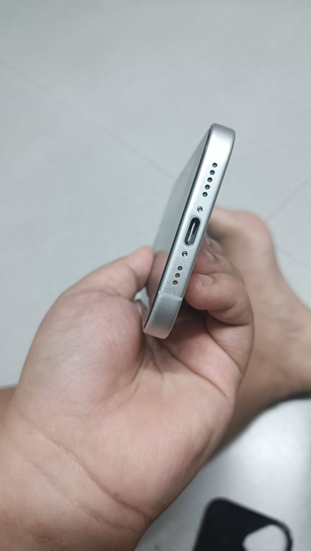 iPHONE 17 256 GB (Category: iPhone 17 Series) located in Caloocan City. Submitted by jannah_gochangco18 (Listing ID 1469830724, Image 2). Description: FOR SALE or SWAP iPhone 17 (256 GB) - White Color PRICE FOR SWAP: 47,000 (Slightly Negotiable) PRICE FOR SALE: 45,000 Pass sa mga lowballers/barat. Presyong makatarungan para sa napakakinis na unit. CONDITION & SPECS: • Storage: 256 GB (Malaking space, pwedeng-pwede sa maraming photos/videos) • Bat