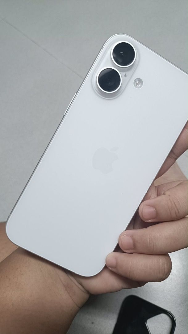 iPHONE 17 256 GB (Category: iPhone 17 Series) located in Caloocan City. Submitted by jannah_gochangco18 (Listing ID 1469830724, Image 1). Description: FOR SALE or SWAP iPhone 17 (256 GB) - White Color PRICE FOR SWAP: 47,000 (Slightly Negotiable) PRICE FOR SALE: 45,000 Pass sa mga lowballers/barat. Presyong makatarungan para sa napakakinis na unit. CONDITION & SPECS: • Storage: 256 GB (Malaking space, pwedeng-pwede sa maraming photos/videos) • Bat