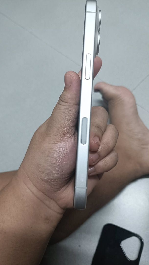 iPHONE 17 256 GB (Category: iPhone 17 Series) located in Caloocan City. Submitted by jannah_gochangco18 (Listing ID 1469830724, Image 3). Description: FOR SALE or SWAP iPhone 17 (256 GB) - White Color PRICE FOR SWAP: 47,000 (Slightly Negotiable) PRICE FOR SALE: 45,000 Pass sa mga lowballers/barat. Presyong makatarungan para sa napakakinis na unit. CONDITION & SPECS: • Storage: 256 GB (Malaking space, pwedeng-pwede sa maraming photos/videos) • Bat