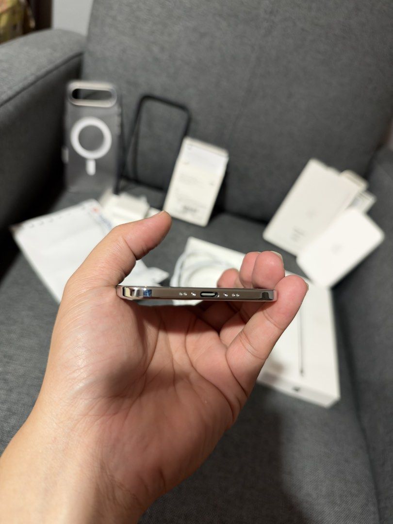 iPhone 17 Air (Category: iPhone Air Series) located in San Juan City. Submitted by darnelicous (Listing ID 1469766526, Image 3). Description: 1 week old Complete w/ receipt & Apple accesories worth 13,460 Local variant, factory unlocked Good as new Less is more.