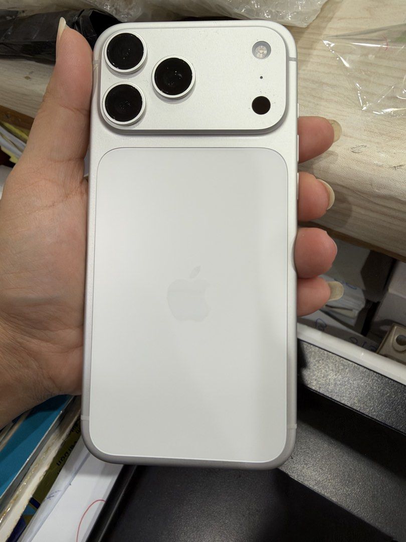 IPHONE 17 PRO MAX 1TB SILVER (Category: iPhone 17 Series) located in Quezon City. Submitted by rachellim20244 (Listing ID 1469758697, Image 2). Description: .