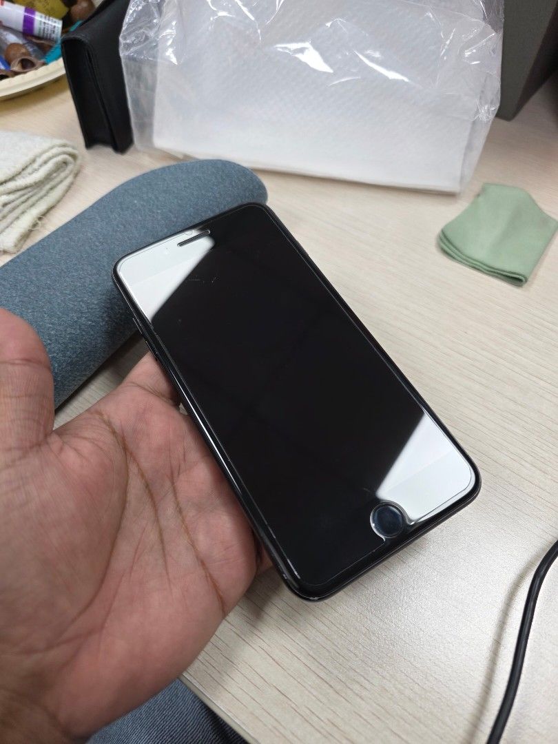 iPhone 7 Plus 256GB Globe-locked NO WIFI (Category: iPhone 7 Series) located in Antipolo. Submitted by justinerovic (Listing ID 1469816522, Image 2). Description: iPhone 7 Plus 256GB Jetblack - Globe-locked - NO WIFI; data is working properly - with signs of usage and scratches; no deep dents - case and unit only -negotiable price.