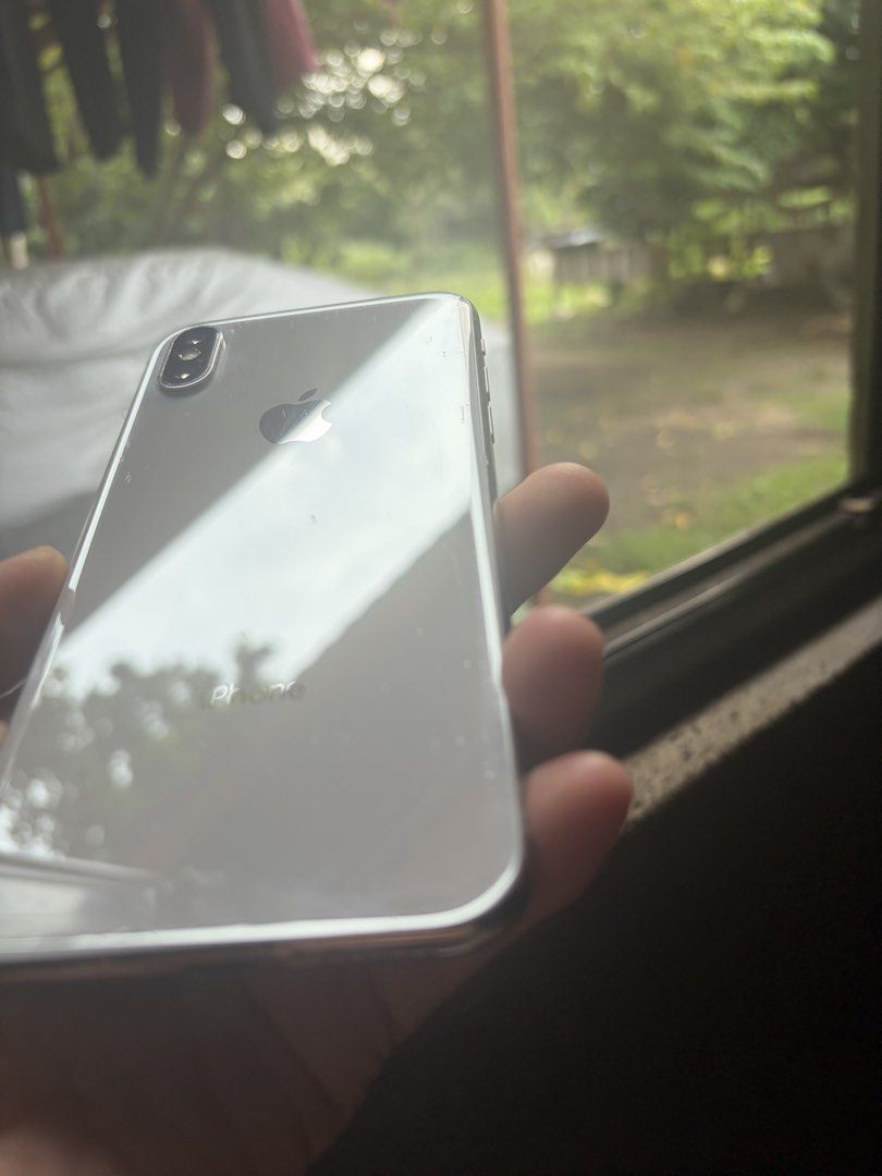 iPhone X - Needs Battery Replacement Defective (Category: iPhone SE Series) located in Siquijor. Submitted by yhostuff (Listing ID 1469938128, Image 2). Description: - Model: iPhone X - Storage: 256GB - Color: White Issue: - doesn’t charge up na ang batt. -Lomobo ang batt. Needs replacement. -The phone heats up easily. But before it happened it works pretty well naman. 📌Touchscreen is ok no cracks no lags 📌signal is great 📌internet & bluetooth
