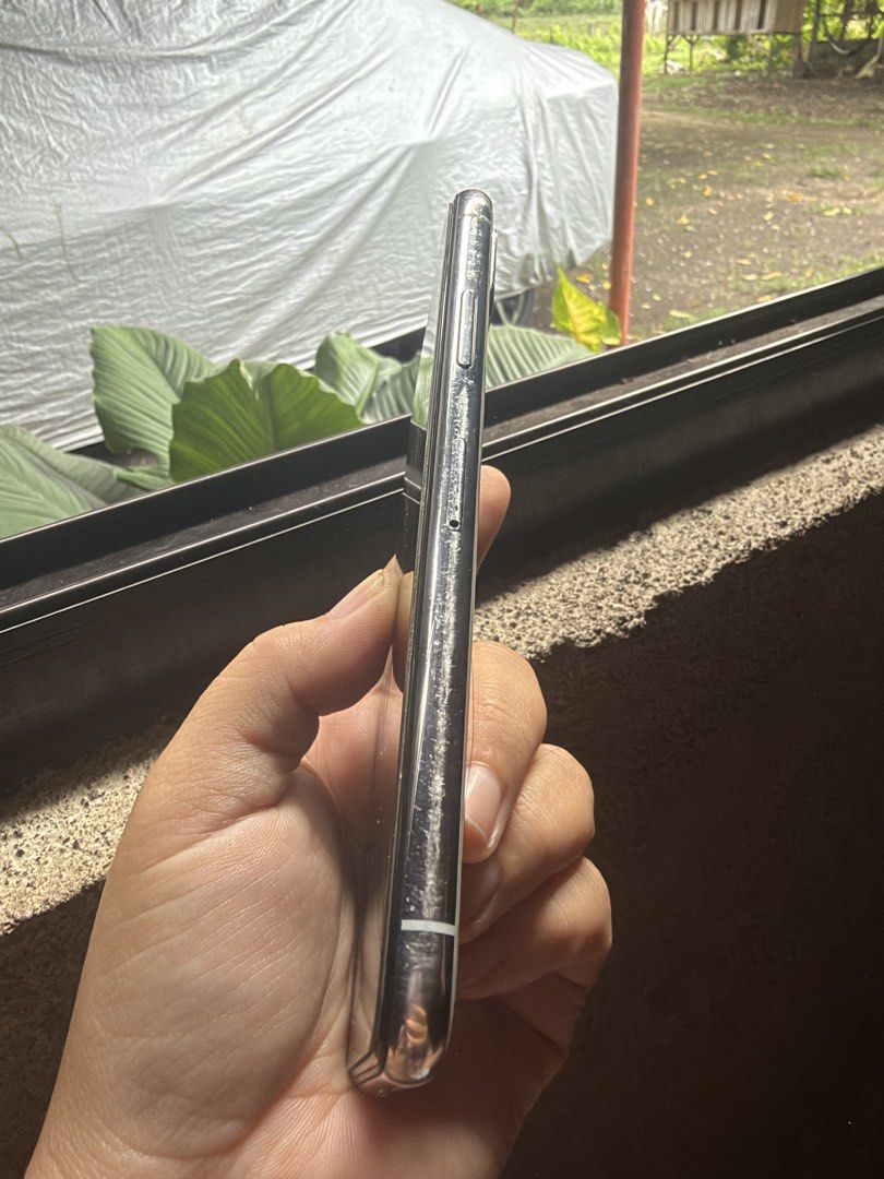 iPhone X - Needs Battery Replacement Defective (Category: iPhone SE Series) located in Siquijor. Submitted by yhostuff (Listing ID 1469938128, Image 3). Description: - Model: iPhone X - Storage: 256GB - Color: White Issue: - doesn’t charge up na ang batt. -Lomobo ang batt. Needs replacement. -The phone heats up easily. But before it happened it works pretty well naman. 📌Touchscreen is ok no cracks no lags 📌signal is great 📌internet & bluetooth