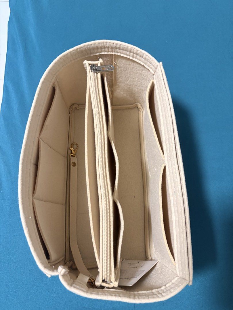 Island Elephant Bag Insert (Category: Wallets & Card holders) located in Dumaguete. Submitted by magentabloom222 (Listing ID 1469809680, Image 2). Description: Used once. Size: 30x5x5 cm RFS: too big for my needs Decluttering..