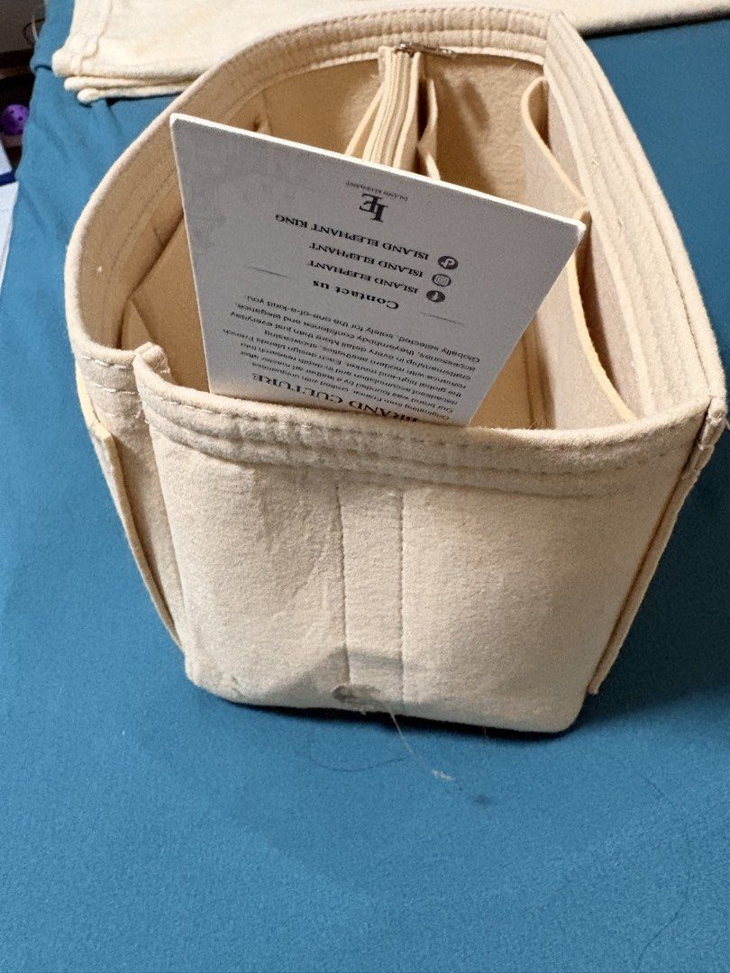 Island Elephant Bag Insert (Category: Wallets & Card holders) located in Dumaguete. Submitted by magentabloom222 (Listing ID 1469809680, Image 3). Description: Used once. Size: 30x5x5 cm RFS: too big for my needs Decluttering..