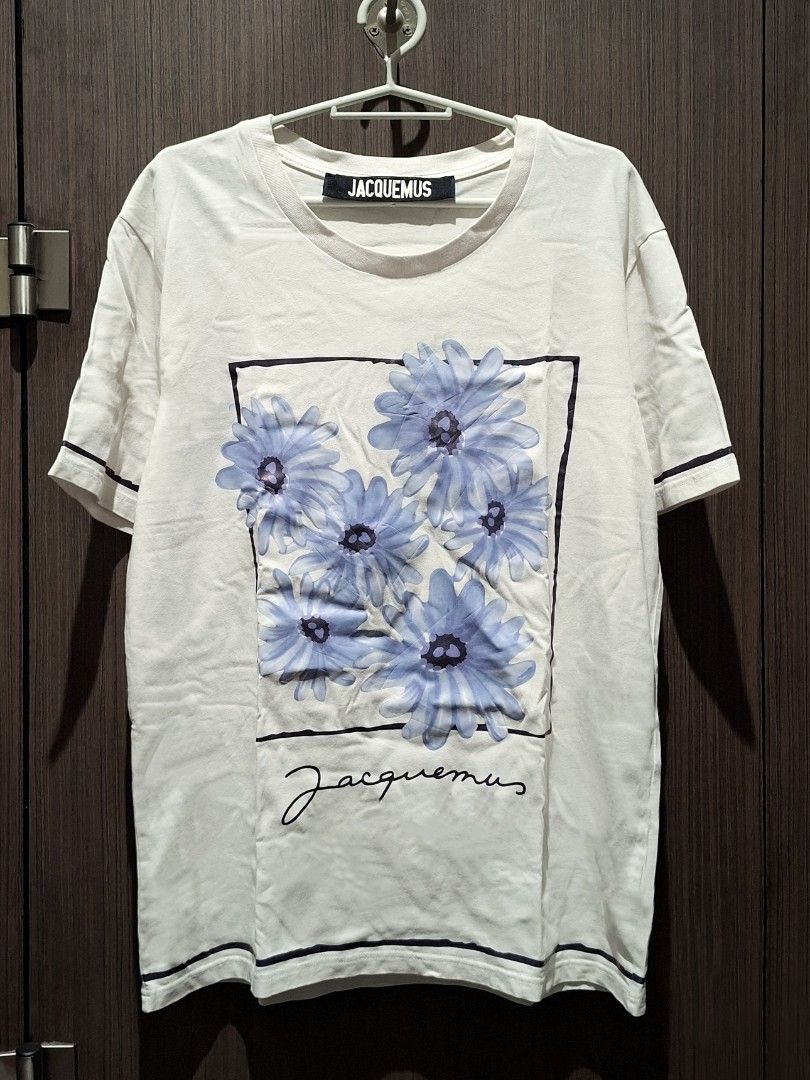 Jacquemus SS20 Le T-shirt Mala (Category: Tshirts & Polo Shirts ) located in Pasig City. Submitted by coveted.mnl (Listing ID 1469916513, Image 1). Description: Authentic📌 Best fit to: Medium Width : 20 Length : 26 (MEASURED BY INCHES) 9.5/10 overall condition No issues or flaws in fabric Retailed for $165 (P10,395) • P1800 Slightly negotiable • Pasig City meet up • Open for COD Via Lalamove or Grab • J&T courier Message us for more info🤍 (meas