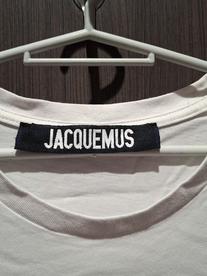 Jacquemus SS20 Le T-shirt Mala (Category: Tshirts & Polo Shirts ) located in Pasig City. Submitted by coveted.mnl (Listing ID 1469916513, Image 3). Description: Authentic📌 Best fit to: Medium Width : 20 Length : 26 (MEASURED BY INCHES) 9.5/10 overall condition No issues or flaws in fabric Retailed for $165 (P10,395) • P1800 Slightly negotiable • Pasig City meet up • Open for COD Via Lalamove or Grab • J&T courier Message us for more info🤍 (meas