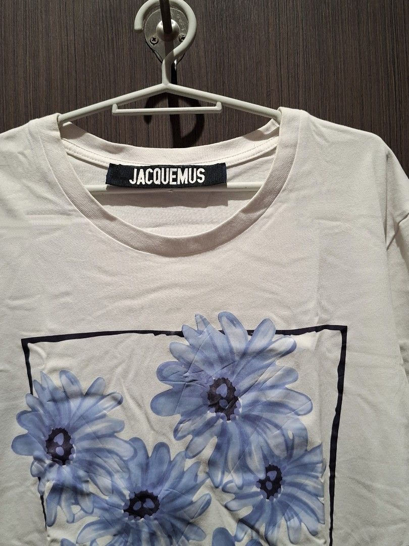 Jacquemus SS20 Le T-shirt Mala (Category: Tshirts & Polo Shirts ) located in Pasig City. Submitted by coveted.mnl (Listing ID 1469916513, Image 2). Description: Authentic📌 Best fit to: Medium Width : 20 Length : 26 (MEASURED BY INCHES) 9.5/10 overall condition No issues or flaws in fabric Retailed for $165 (P10,395) • P1800 Slightly negotiable • Pasig City meet up • Open for COD Via Lalamove or Grab • J&T courier Message us for more info🤍 (meas