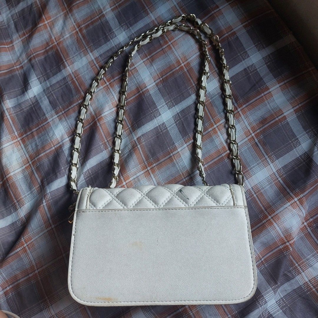 Jaod White Quilted Shoulder Bag with Gold Chain (Category: Shoulder Bags) located in Manila. Submitted by youresovaiineee (Listing ID 1469846850, Image 2). Description: - Material: White quilted faux leather with a structured, sturdy shape - Strap: Gold chain strap intertwined with white material - Closure: Secure front flap with a twist lock - Interior: Clean compartments lined in red with a convenient zipper pocket - Condition: Excellent and we