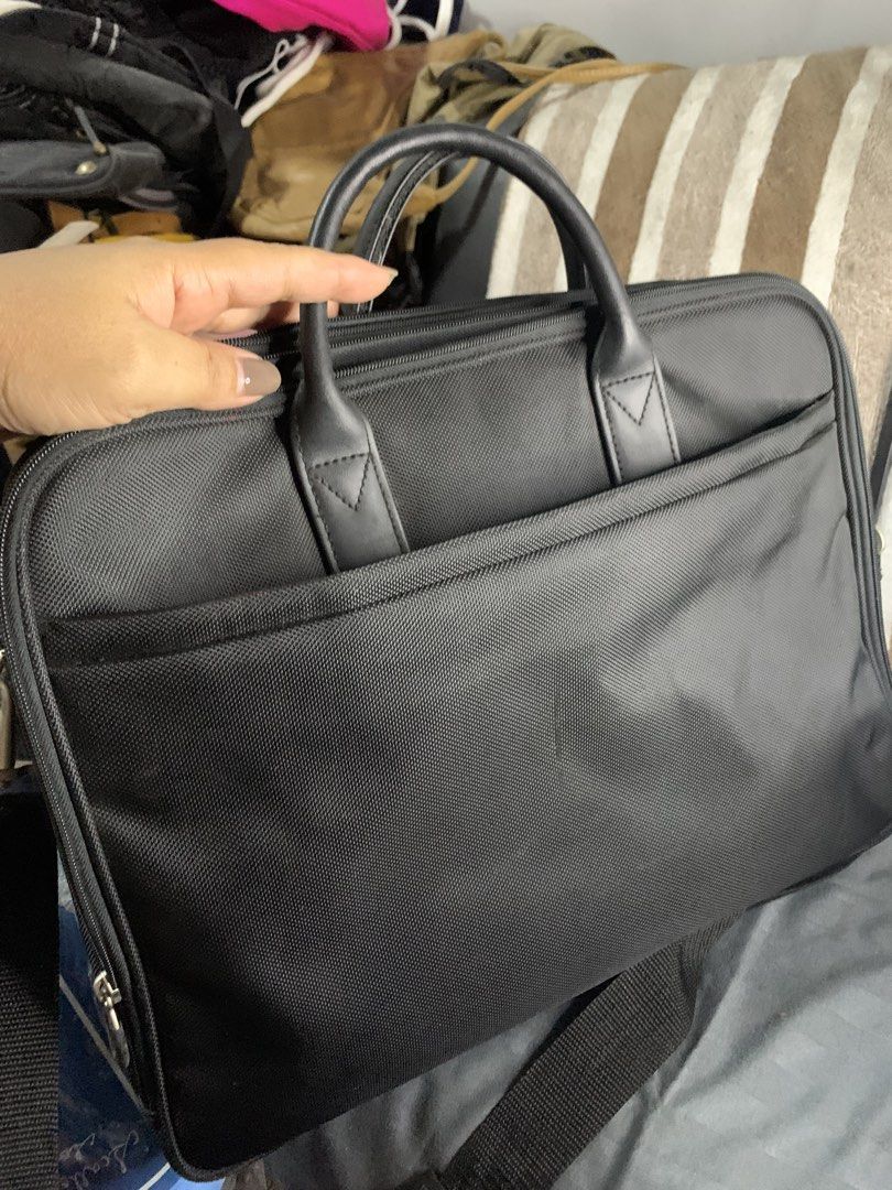 Japan branded laptop bag (Category: Laptop Bags & Sleeves) located in Cabanatuan. Submitted by mjluxxejapan (Listing ID 1469794639, Image 2). Description: Fixed price .excellent cond. naalis lng coating ng zipper d nman nkaapekto. Aporox 15.5” x12” meas gandaa nto antibay canvas Medyo naeextend p kasi canvas naman.andami pockets makapal solid quality .