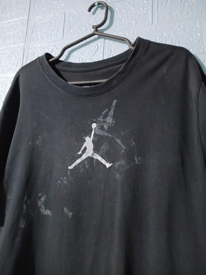 Jordan Jumpman Graphic Tee (Category: Tshirts & Polo Shirts ) located in Caloocan City. Submitted by archive404 (Listing ID 1469912436, Image 2). Description: Jordan Jumpman Graphic Tee Good Condition W - 20 L - 28 Large on Tag Issue: see attached photos 200 + sf.