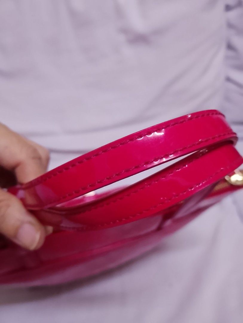 Kate Spade medium tote bag (Category: Shoulder Bags) located in Quezon City. Submitted by isabelle_1212_ (Listing ID 1469851760, Image 3). Description: no flaws clean in and out.
