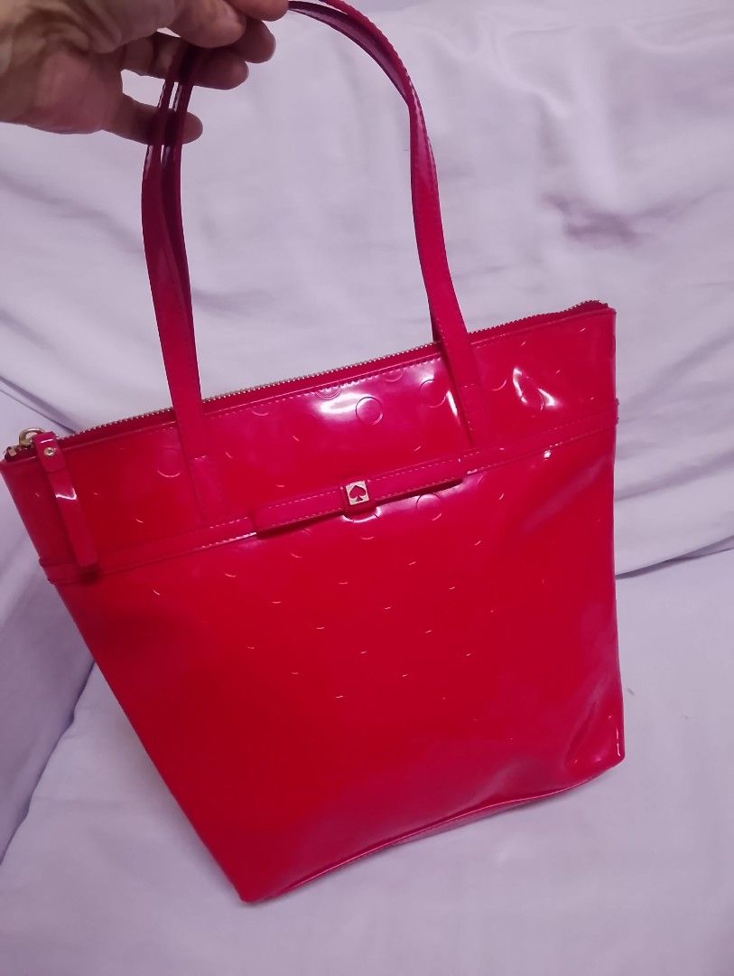 Kate Spade medium tote bag (Category: Shoulder Bags) located in Quezon City. Submitted by isabelle_1212_ (Listing ID 1469851760, Image 1). Description: no flaws clean in and out.