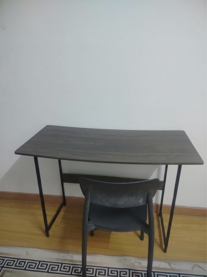 Katil single + Study Table (Category: Bed Frames & Mattresses) located in Shah Alam. Submitted by elmundo.thrift (Listing ID 1469885209, Image 2). Description: nak letgo katil frame, tilam and kerusi + meja for RM190. kalau serius boleh ejas. self pickup area bandar rinching semenyih - Product: Solid wooden single bed frame with dark brown finish - Includes: Comfortable mattress and geometric patterned bedsheet - Design: Classic vertical slat hea