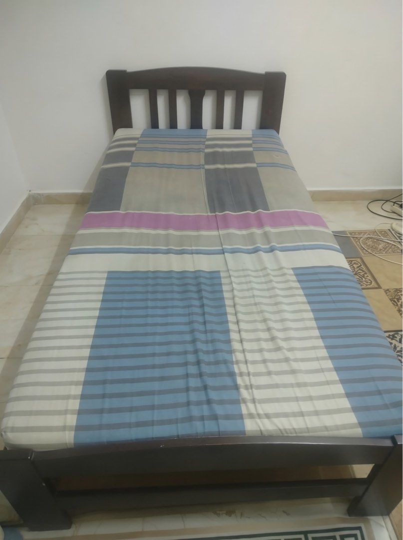 Katil single + Study Table (Category: Bed Frames & Mattresses) located in Shah Alam. Submitted by elmundo.thrift (Listing ID 1469885209, Image 3). Description: nak letgo katil frame, tilam and kerusi + meja for RM190. kalau serius boleh ejas. self pickup area bandar rinching semenyih - Product: Solid wooden single bed frame with dark brown finish - Includes: Comfortable mattress and geometric patterned bedsheet - Design: Classic vertical slat hea