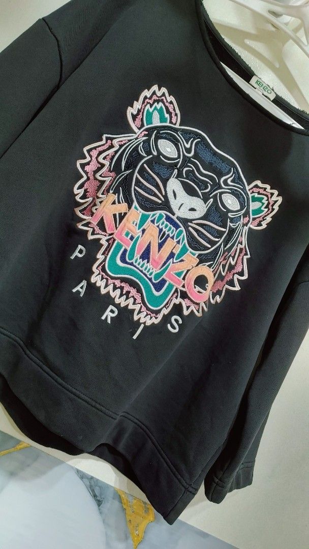 KENZO Tiger black Logo Embroidered Top (Category: Longsleeves) located in Quezon City. Submitted by chph3rd (Listing ID 1469763854, Image 2). Description: - medium on tag. but can fit up to large. Authentic KENZO black top - Iconic colorful tiger embroidery with KENZO PARIS lettering on the chest - Classic fit - Made from a premium, comfortable cotton blend - Perfect streetwear staple, easy to style with jeans or cargos.