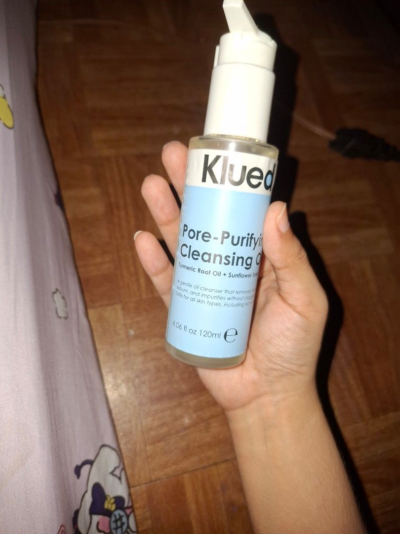 Klued Pore-Purifying Cleansing Oil 120ml (Category: Face Care) located in Manila. Submitted by usagichan_rabbit (Listing ID 1469764976, Image 1). Description: - Brand: Klued - Product: Pore-Purifying Cleansing Oil - Size: 120ml (Full bottle, barely used) - Key Ingredients: Turmeric root oil and sunflower seed oil - Skin Type: Suitable for all skin types, including acne-prone skin - Benefits: Gently removes makeup, sebum, and impurities without cl