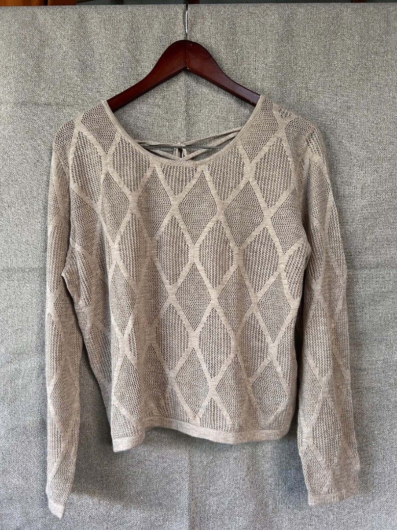 Knitted Soft Sweater (Category: Coats, Jackets and Outerwear) located in Alicia. Submitted by glambercena (Listing ID 1469821680, Image 1). Description: Size: medium soft, stretchy and high quality.