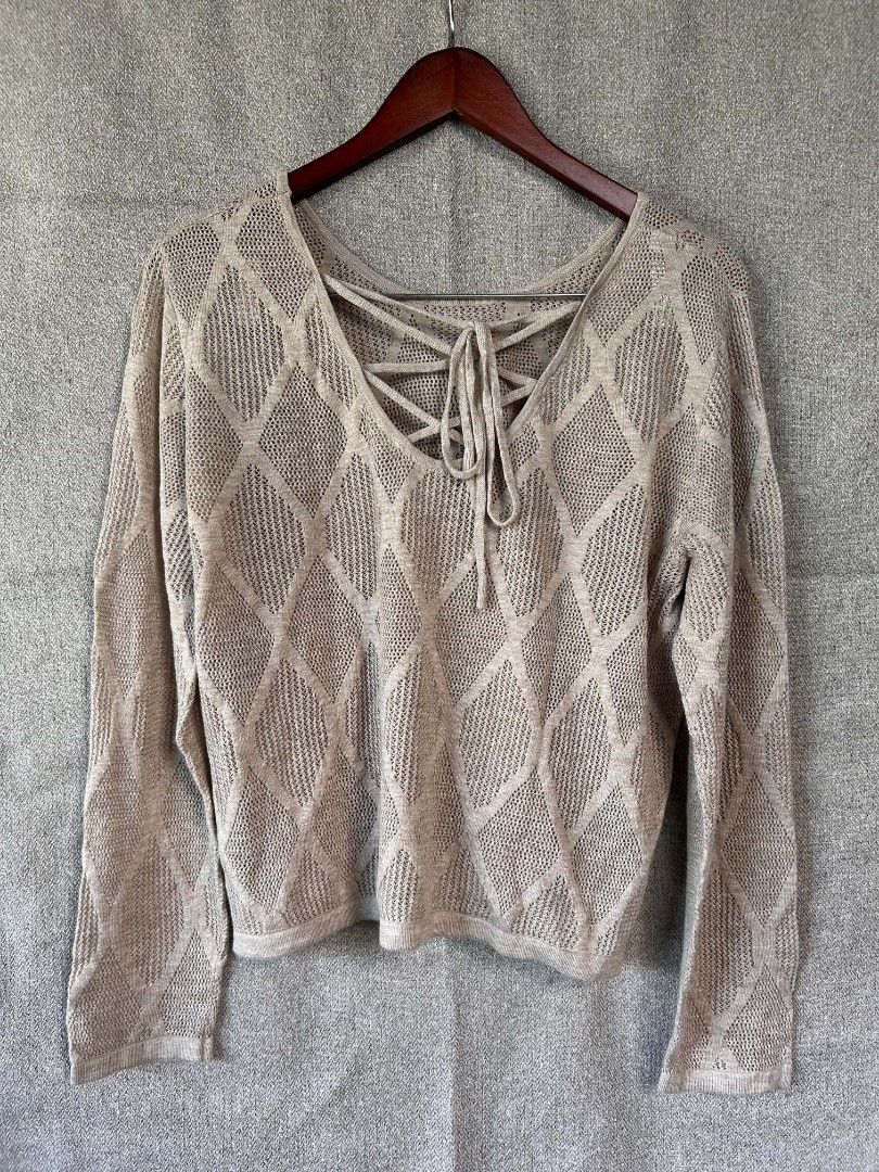 Knitted Soft Sweater (Category: Coats, Jackets and Outerwear) located in Alicia. Submitted by glambercena (Listing ID 1469821680, Image 2). Description: Size: medium soft, stretchy and high quality.