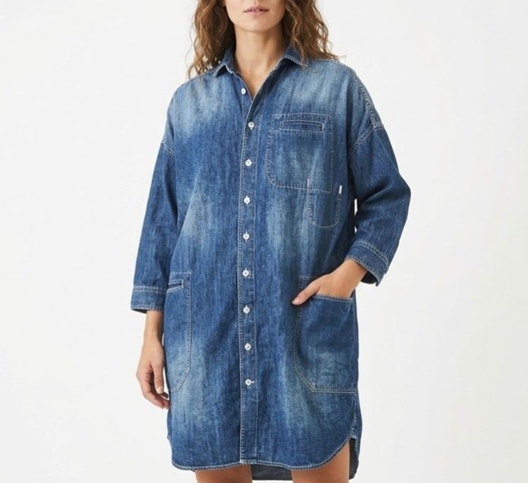 (L-3XL) Cube Sugar Chambray Dress Long Top (Category: Dresses) located in Quezon City. Submitted by ginghamgirlie (Listing ID 1469943567, Image 1). Description: SIZE ON TAG: M BEST FITS: L-3XL MEASUREMENTS chest: 48 inches waist: 48 inches hips: 49 inches length: 32 inches 📌 PLEASE NOTE • Sizing is based on the actual measurements of the garment, not the tagged size. • Pre-owned pieces may differ from the tagged size due to stretching, shrinkage
