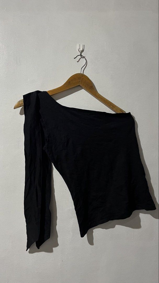 la - beu (Category: Activewear) located in Marawi City. Submitted by fixation_05 (Listing ID 1469866618, Image 1). Description: medium 18/26 excellent.