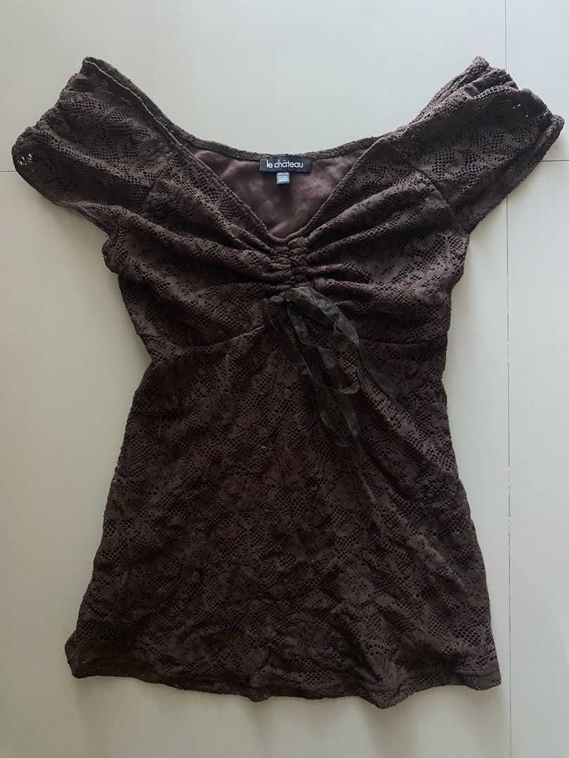 Lace Top Vintage (Category: Blouses) located in Santiago. Submitted by riceavllnz (Listing ID 1469772941, Image 1). Description: Elegant brown lace top with a romantic, feminine silhouette. • Brand: Le Château • Color: Dark chocolate brown • Design: Sheer floral lace overlay • Detail: Ruched front with ribbon tie • Neckline: Wide, off-shoulder style • Lined bodice for added coverage • Condition: Pre-loved Can fit up to semi medium Perfect for dat
