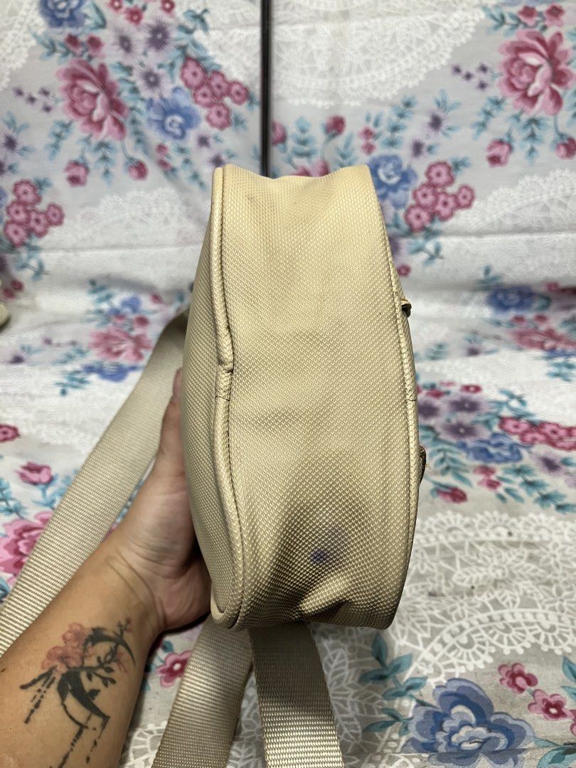 LACOSTE BEIGE COMPACT CROSSBODY/SLING BAG (Category: Sling Bags) located in General Mariano Alvarez. Submitted by adonid (Listing ID 1469878688, Image 3). Description: LACOSTE BEIGE COMPACT CROSSBODY/SLING BAG GOOD CONDITION NORMAL SIGN OF USAGE ONLY .
