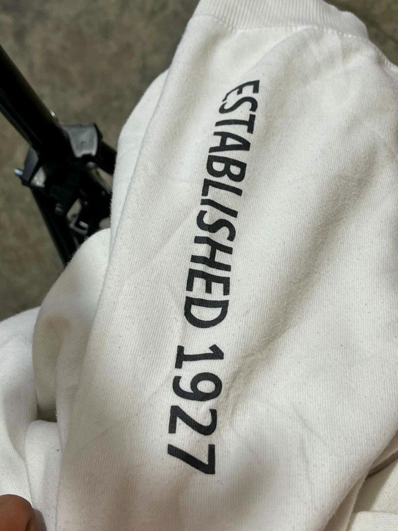 LACOSTE VERTICAL LOGO PULLOVER HOODIE (Category: Coats, Jackets and Outerwear) located in Davao. Submitted by blazing.rachel02 (Listing ID 1469889906, Image 3). Description: 21.5 x 24 (fits medium) Color rate: 9.4/10 Good condition Issue: cut tags, missing lace, minor lints sa ibang part Need wash only Can do VC with the actual item.