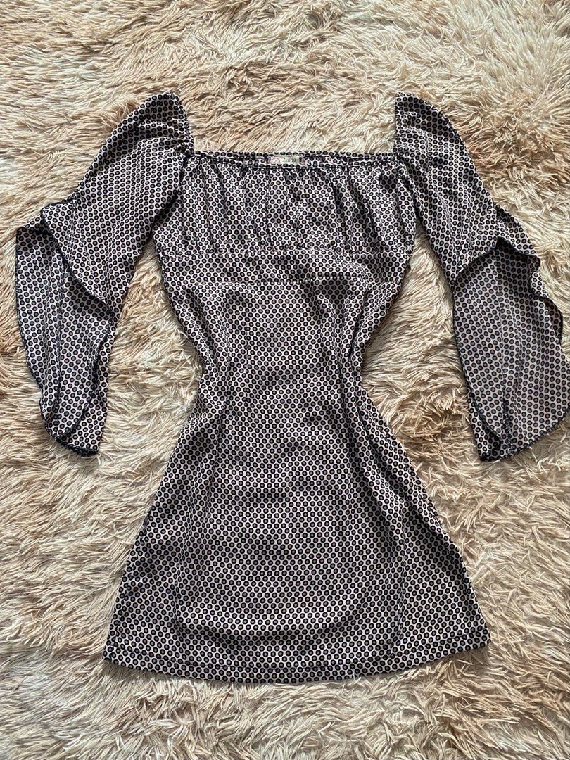Laida Patterned Square Neck Mini Dress Small (Category: Dresses) located in Manila. Submitted by stormibutterfly26 (Listing ID 1469815290, Image 1). Description: Small. Super cute Laida mini dress. Features a square neckline, ruched bust, and trendy long flared split sleeves. .