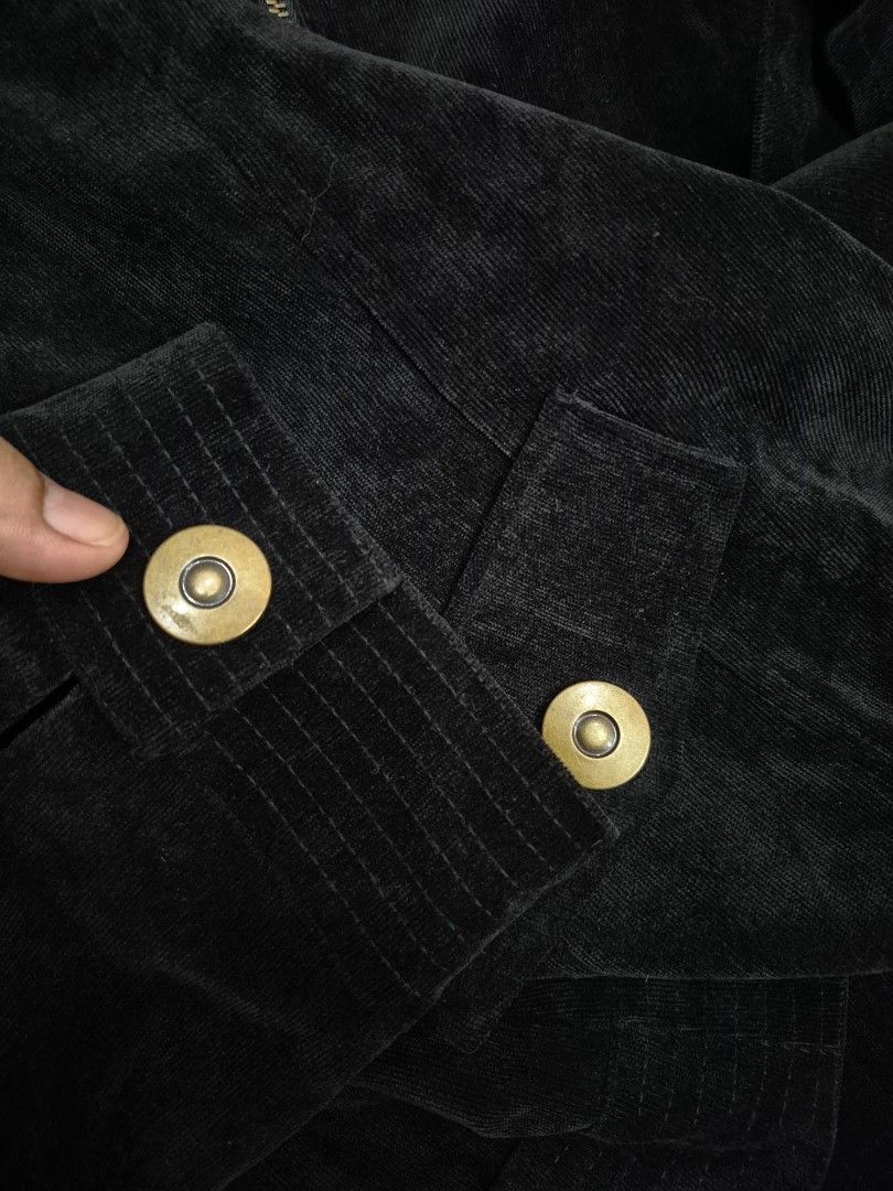 Laura Petites Jacket (Category: Coats, Jackets and Outerwear) located in Santa Cruz. Submitted by deenem (Listing ID 1469768902, Image 3). Description: Like New😍👌 No flaws👌 Size 8 on Tag Can fit M-L Asian (Measurements laid flat in inches) Bust:19.5 Armhole:9.5 Lenght: 23.