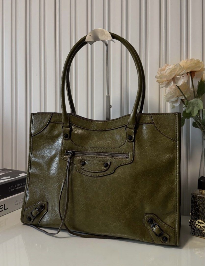 Le City Medium Shoulder Bag (Category: Tote Bags) located in Las Pinas. Submitted by vinccid (Listing ID 1469763875, Image 2). Description: ▪️korea; thrifted NGA ▪️coded ▪️prestine condition 10/10.