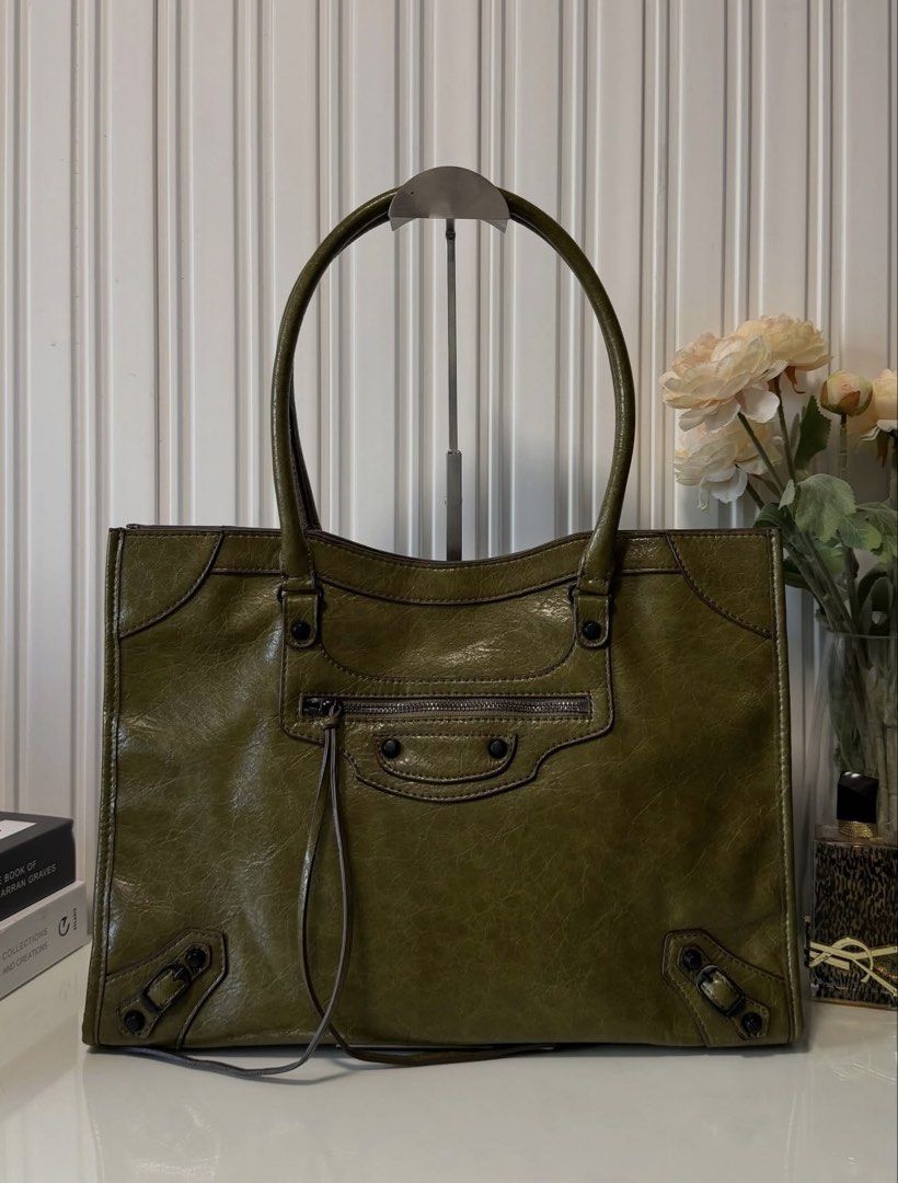 Le City Medium Shoulder Bag (Category: Tote Bags) located in Las Pinas. Submitted by vinccid (Listing ID 1469763875, Image 1). Description: ▪️korea; thrifted NGA ▪️coded ▪️prestine condition 10/10.