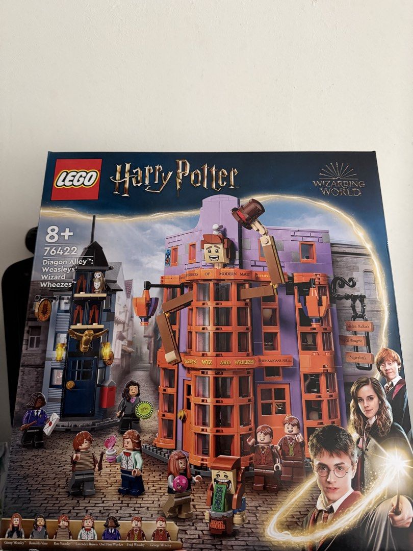 Logistics Wizard LEGO Harry Potter Diagon Alley Weasleys' Wizard Wheezes 76422, Toys ...