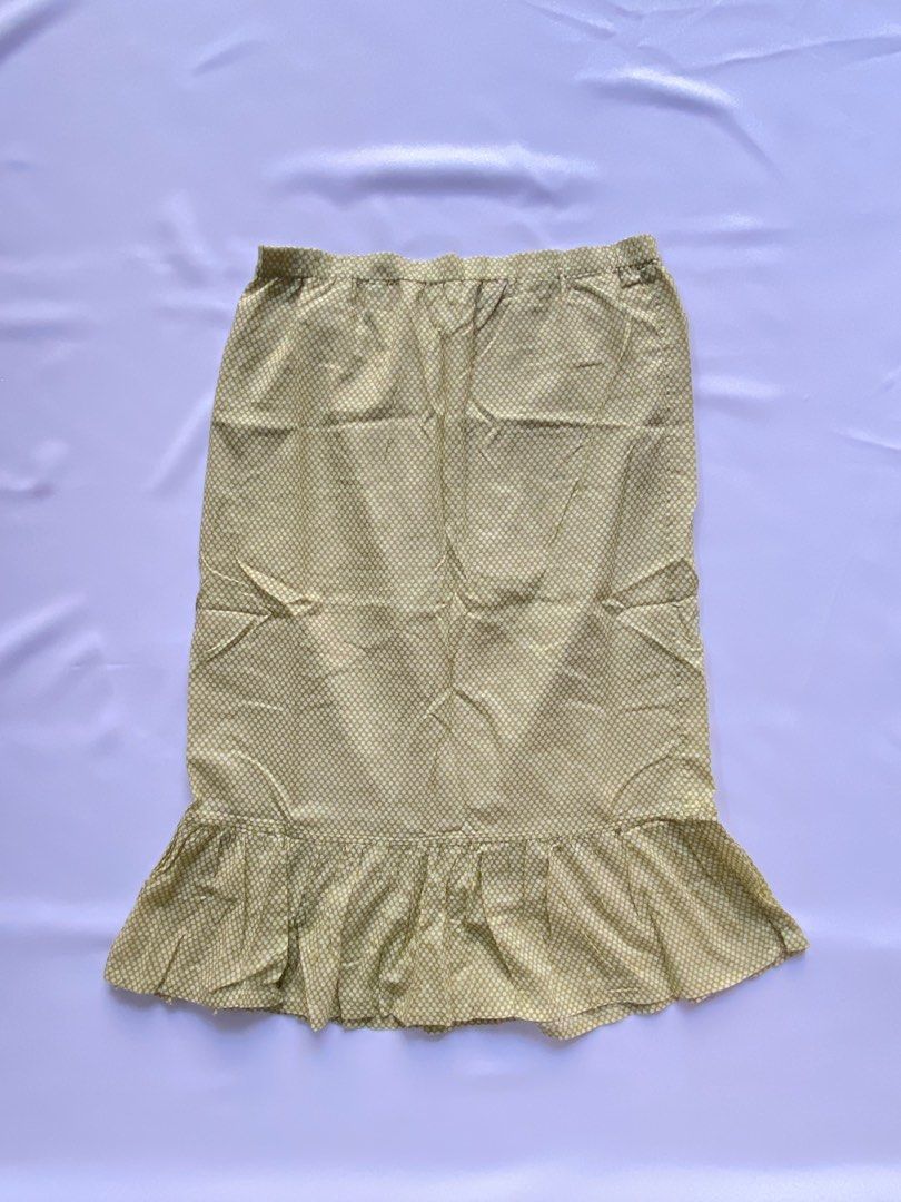 Lemonhead Green Polka Dot Ruffle Skirt (Category: Skirts) located in Cauayan City . Submitted by alt_olshop4 (Listing ID 1469833148, Image 1). Description: ♡ Polka Light Green midi skirt from the brand lemonhead ♡ Width/waist: 29" Length: 25.5" Brand: Lemonhead Condition/flaws: stretched out garter, got sized stain and one pinhole M 200 S 250 G 280 Up for bid! +50 [Lock price: ₱600] Swipe/see comment section -> to see flaws Please read the follow
