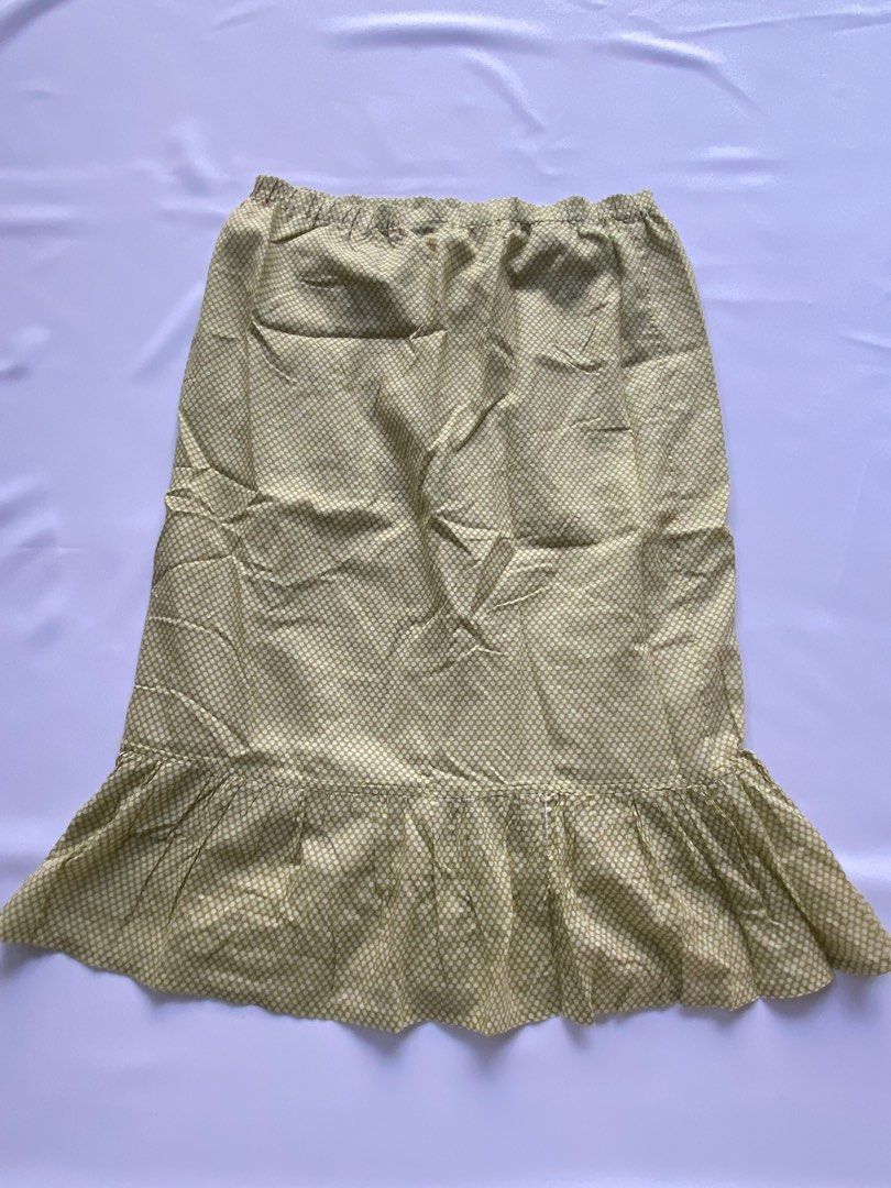 Lemonhead Green Polka Dot Ruffle Skirt (Category: Skirts) located in Cauayan City . Submitted by alt_olshop4 (Listing ID 1469833148, Image 3). Description: ♡ Polka Light Green midi skirt from the brand lemonhead ♡ Width/waist: 29" Length: 25.5" Brand: Lemonhead Condition/flaws: stretched out garter, got sized stain and one pinhole M 200 S 250 G 280 Up for bid! +50 [Lock price: ₱600] Swipe/see comment section -> to see flaws Please read the follow