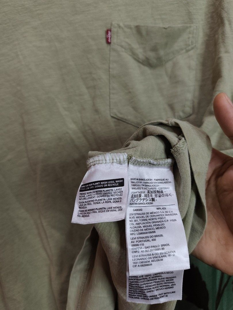 Levis (Category: Formal Shirts) located in Kapalong. Submitted by allencl (Listing ID 1469764275, Image 3). Description: Levis Asnew Size XL Dimes W23.5 L29 10/10 color rate No issue.