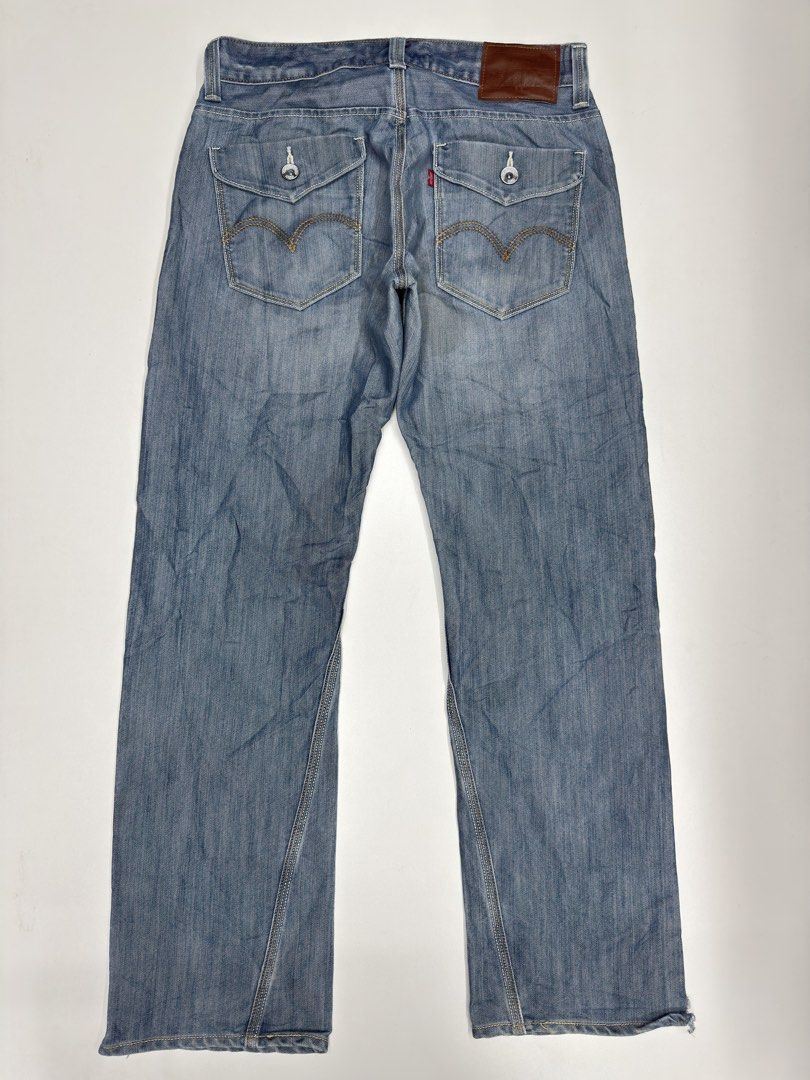 Levi's 514 Slim Straight Denim Jeans (Category: Jeans) located in Bustos. Submitted by thenlnclot60500 (Listing ID 1469874363, Image 2). Description: - Brand: Levi's 514 - Fit: Slim straight leg - Color: Classic mid-blue wash - Closure: Button fly with belt loops - Pockets: Standard front pockets and unique button-flap back pockets - Details: Signature leather patch on the back waistband - Condition: Great everyday wear.