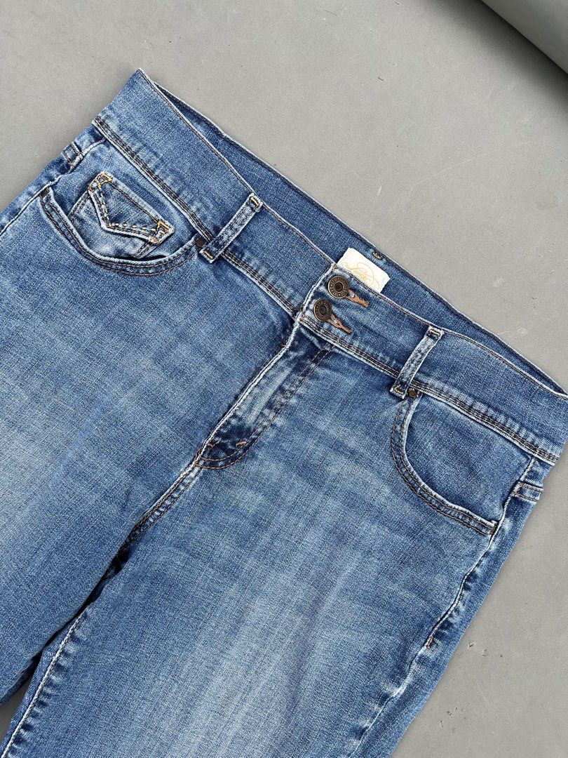 LEVI’S 515 BERMUDA SHORT (Category: Shorts) located in Quezon City. Submitted by kentstuff (Listing ID 1469903568, Image 2). Description: LEVI’S Waist: 34-40 Length: 21 Leg opening: 9.5 Condition: Excellent CR: 9/10 Issue: ❌ DISCLAIMER: This is a thrifted item. All brands, logos, and trademarks belong to their rightful owners. We’re here to rehome great pieces — no brand affiliation intended.