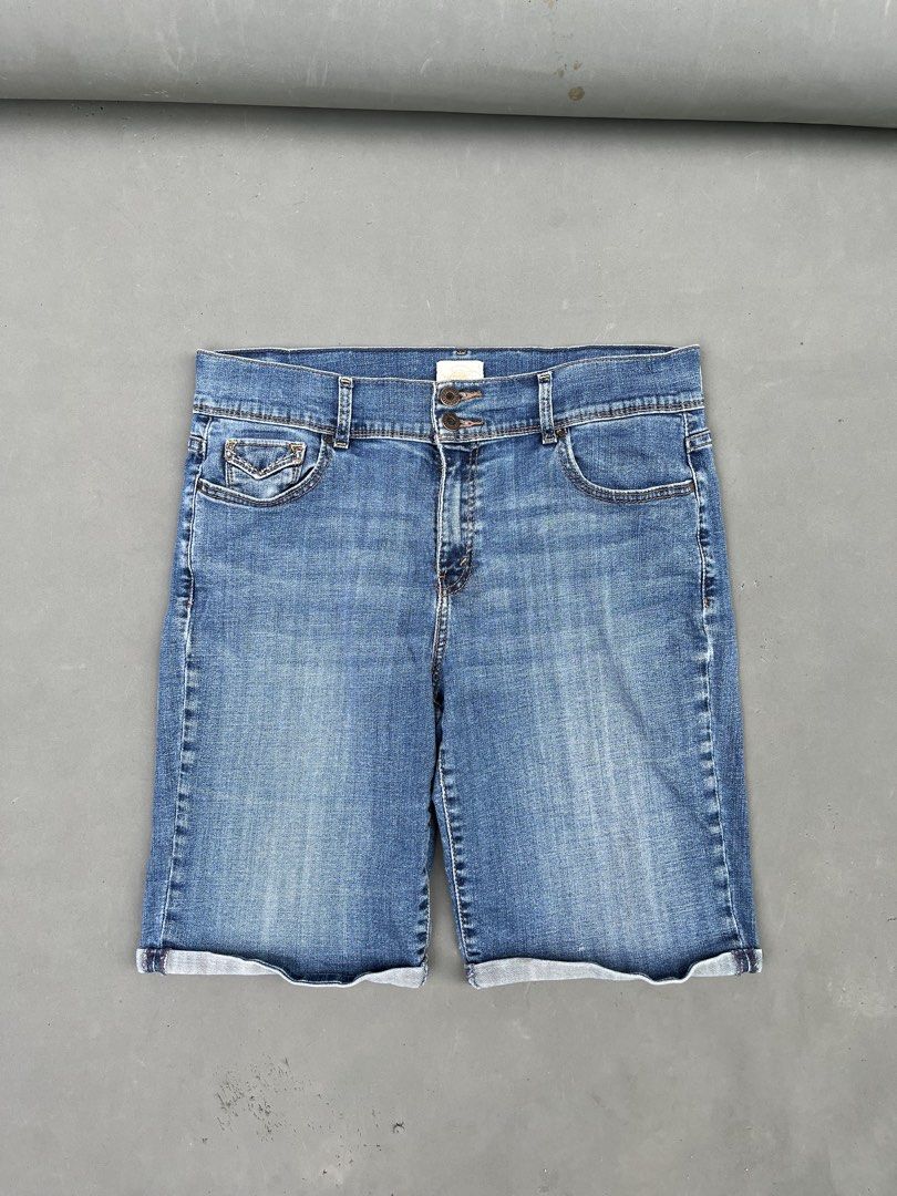 LEVI’S 515 BERMUDA SHORT (Category: Shorts) located in Quezon City. Submitted by kentstuff (Listing ID 1469903568, Image 1). Description: LEVI’S Waist: 34-40 Length: 21 Leg opening: 9.5 Condition: Excellent CR: 9/10 Issue: ❌ DISCLAIMER: This is a thrifted item. All brands, logos, and trademarks belong to their rightful owners. We’re here to rehome great pieces — no brand affiliation intended.