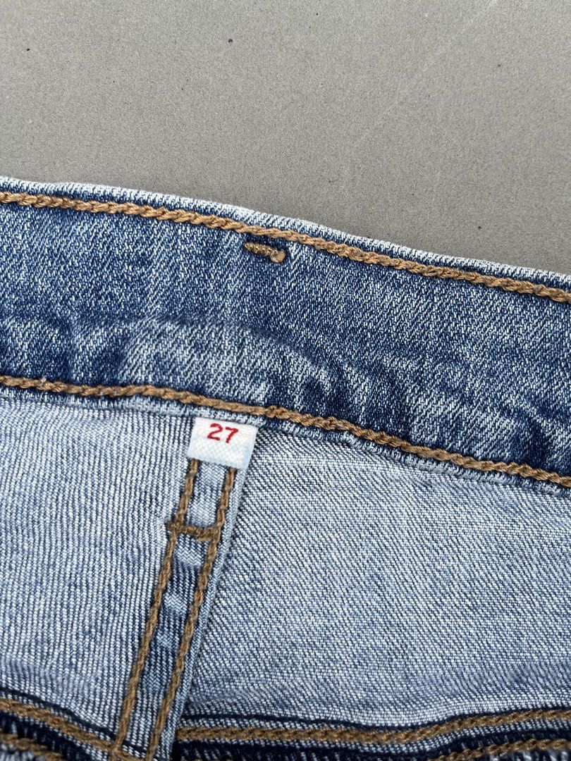 LEVI’S DENIM SHORT (Category: Shorts) located in Quezon City. Submitted by kentstuff (Listing ID 1469899123, Image 3). Description: LEVI’S Waist: 30-34 Length: 14.5 Leg opening: 10 Condition: Excellent CR: 9/10 Issue: ❌ DISCLAIMER: This is a thrifted item. All brands, logos, and trademarks belong to their rightful owners. We’re here to rehome great pieces — no brand affiliation intended.