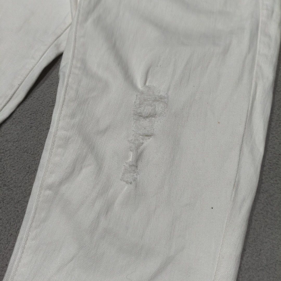 Levis denizen (boyfriend jeans) white (Category: Jeans) located in Calatrava. Submitted by ermitany0 (Listing ID 1469889370, Image 3). Description: Levi's denizen boyfriend jeans women's very good condition size: 29 ( 30-31 actual waistline size ) length: 38" hem: 6" flaws: minor dot stain location: Negros Occidental PM if interested 📩📩📩📩.