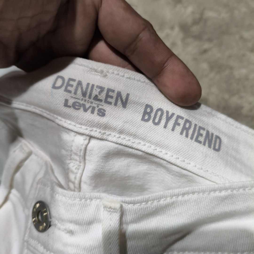 Levis denizen (boyfriend jeans) white (Category: Jeans) located in Calatrava. Submitted by ermitany0 (Listing ID 1469889370, Image 2). Description: Levi's denizen boyfriend jeans women's very good condition size: 29 ( 30-31 actual waistline size ) length: 38" hem: 6" flaws: minor dot stain location: Negros Occidental PM if interested 📩📩📩📩.