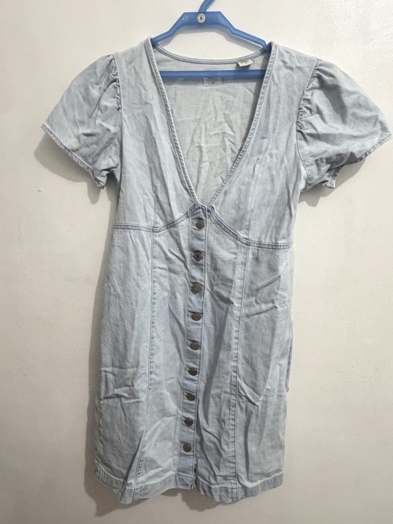 Levi's Erin Mini Denim Dress (Category: Dresses) located in Cainta. Submitted by selltimentalshop (Listing ID 1469932375, Image 1). Description: - Brand: Levi's - Style: Denim mini dress with V-neck and short puff sleeves - Color: Light blue wash - Size: Medium (tag attached) - Material: Comfortable cotton blend - Details: Functional front buttons, structured fit with seam accents - Condition: Great casual piece for everyday wear Original Levi’s 