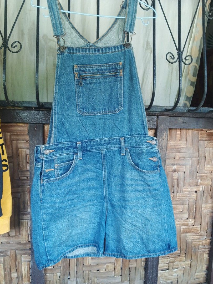 Levis jumper short (Category: Activewear) located in Isabel. Submitted by nieljun112187 (Listing ID 1469808402, Image 2). Description: Levis jumper short width 34 length 17 leg open 13 colorate 9 no issue.