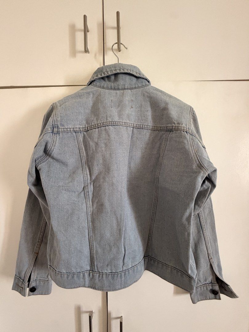 Light Wash Denim Jacket Size L (Category: Coats, Jackets and Outerwear) located in Marikina City. Submitted by _bananahanaa (Listing ID 1469803578, Image 3). Description: - Brand: Cross Jeans - Size: Large, fits small-medium - Color/Wash: Light blue - Design: Classic button-up front with dark brown buttons - Pockets: Two chest pockets with button flaps - Material: Sturdy denim, ideal for layering in cooler weather.