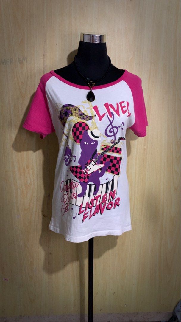 Listen flavor (Category: Shirts) located in Aloran. Submitted by cowskin_927 (Listing ID 1469901387, Image 1). Description: Listen flavor Size medium/l No flaws.