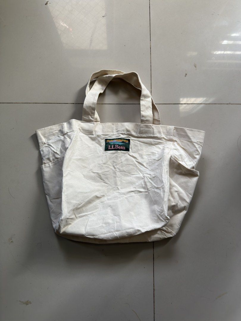 L.L Bean tote bag (Category: Tote Bags) located in Cavite. Submitted by brick.mnl (Listing ID 1469861441, Image 1). Description: Good condition Sign of usage only .