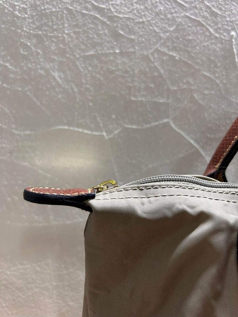 LONG CHAMP (Category: Tote Bags) located in Caloocan City. Submitted by j3ngsanity (Listing ID 1469907443, Image 3). Description: ISSUE : KITA SA PIC / 1 LEATHER SCRATCH SA HANDLE / NEED CLEANING.