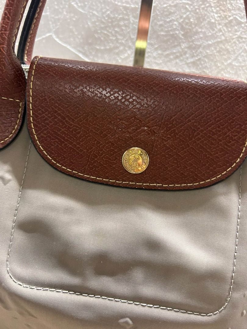LONG CHAMP (Category: Tote Bags) located in Caloocan City. Submitted by j3ngsanity (Listing ID 1469907443, Image 2). Description: ISSUE : KITA SA PIC / 1 LEATHER SCRATCH SA HANDLE / NEED CLEANING.
